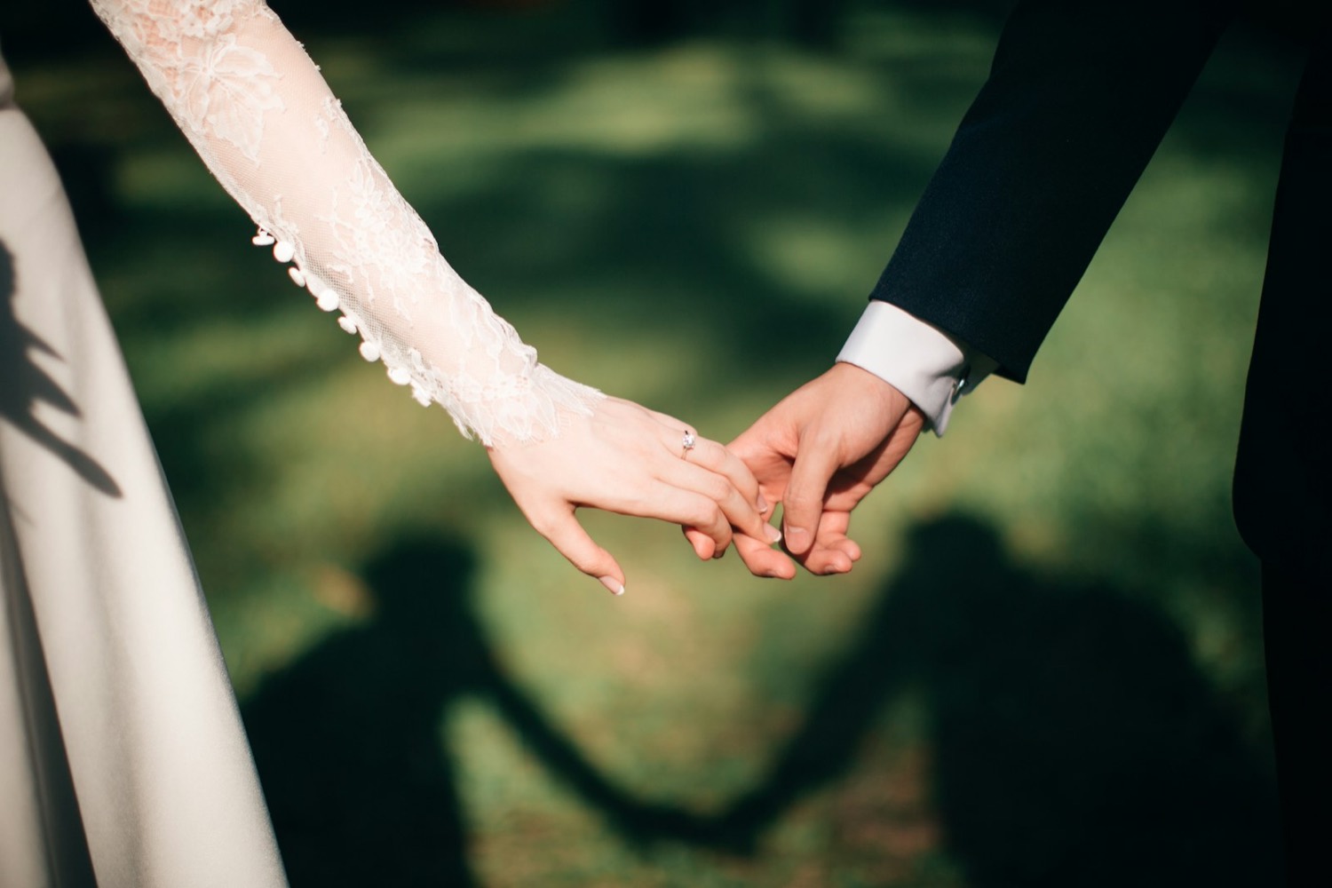 Đôi bàn tay nắm chặt trong ánh nắng chiều
